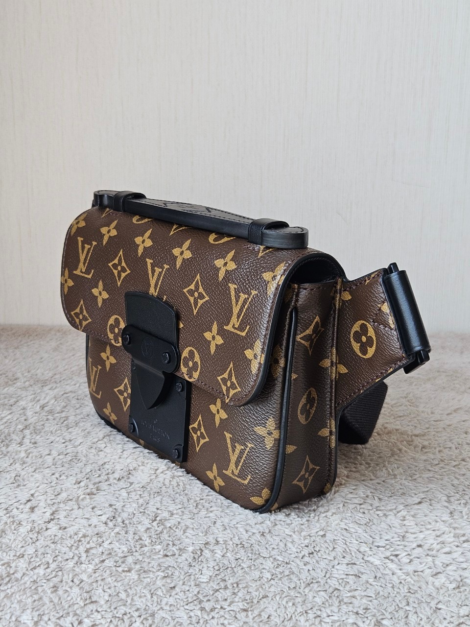 LV S-Lock Slingbag Microchip