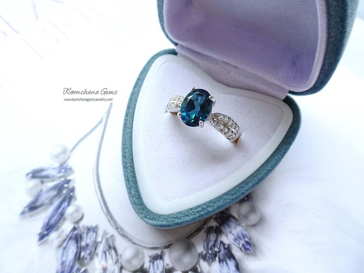 London Blue Topaz Ring แหวนลอนดอนบลูโทพาส พลอยสีน้ำเงิน สวยคลาสสิคตลอดกาล บ่าแหวนฝังพลอยขาว white topaz ชุบทองคำขาว ตัวเรือนแหวนผลิตจากเงินแท้ silver925