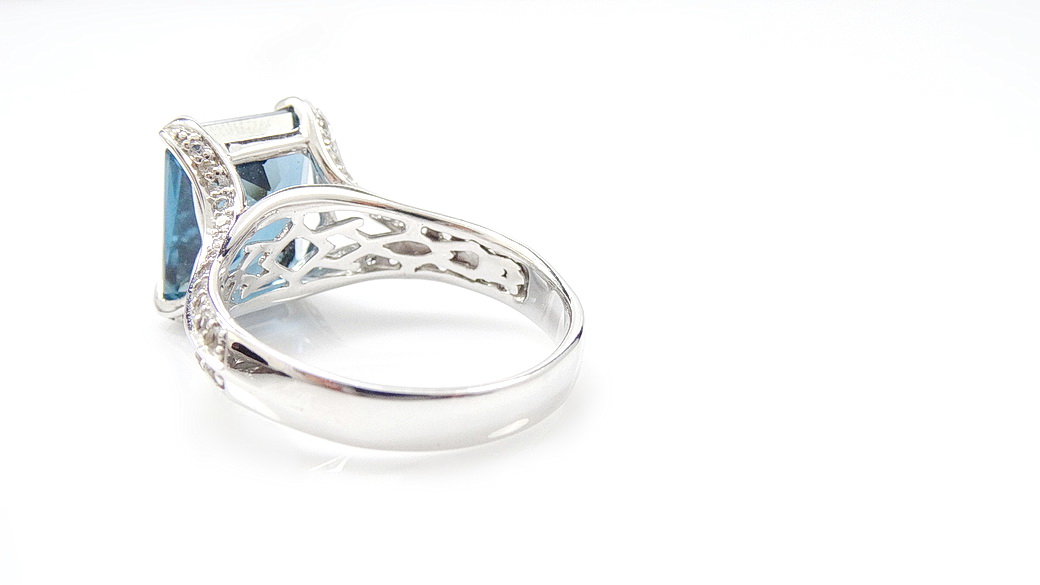 แหวนพลอยลอนดอนบลูโทพาสพลอยสีน้ำเงินเข้มเม็ดใหญ่ 7 กะรัต ตัวเรือนเงินแท้ ชุบทองคำขาว