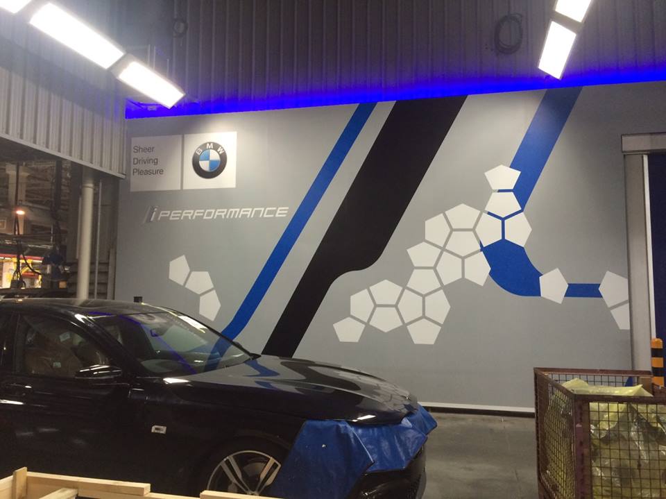 งานผลิตติดตั้ง โรงงาน BMW โครงสร้างเหล็กยึดผนัง กรุแผ่นพลาสวูด 10 มม. โปีวเก็บสี ติดสติกเกอร์ พร้อมติดตั้งราคาโรงงาน