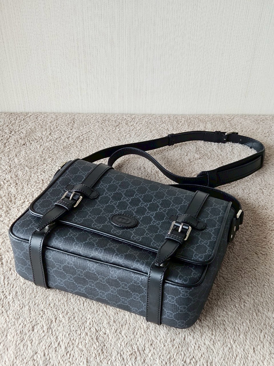 gucci messenger black GG