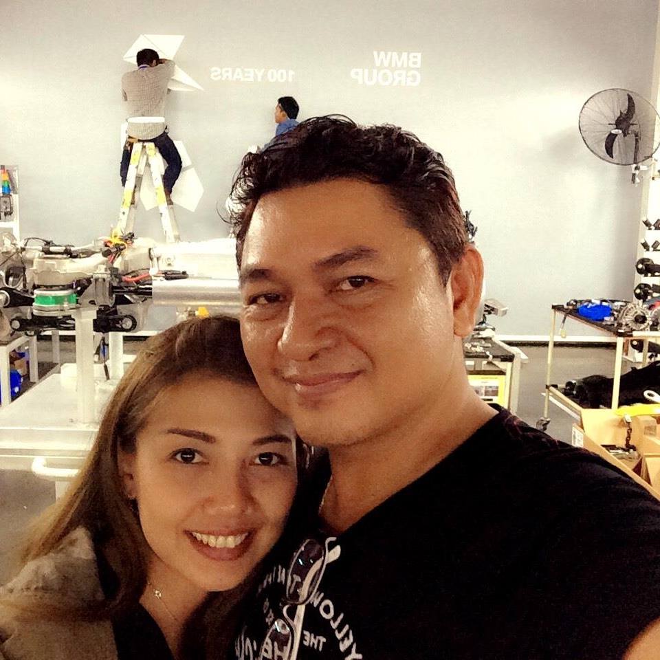 งานผลิตติดตั้ง โรงงาน BMW โครงสร้างเหล็กยึดผนัง กรุแผ่นพลาสวูด 10 มม. โปีวเก็บสี ติดสติกเกอร์ พร้อมติดตั้งราคาโรงงาน