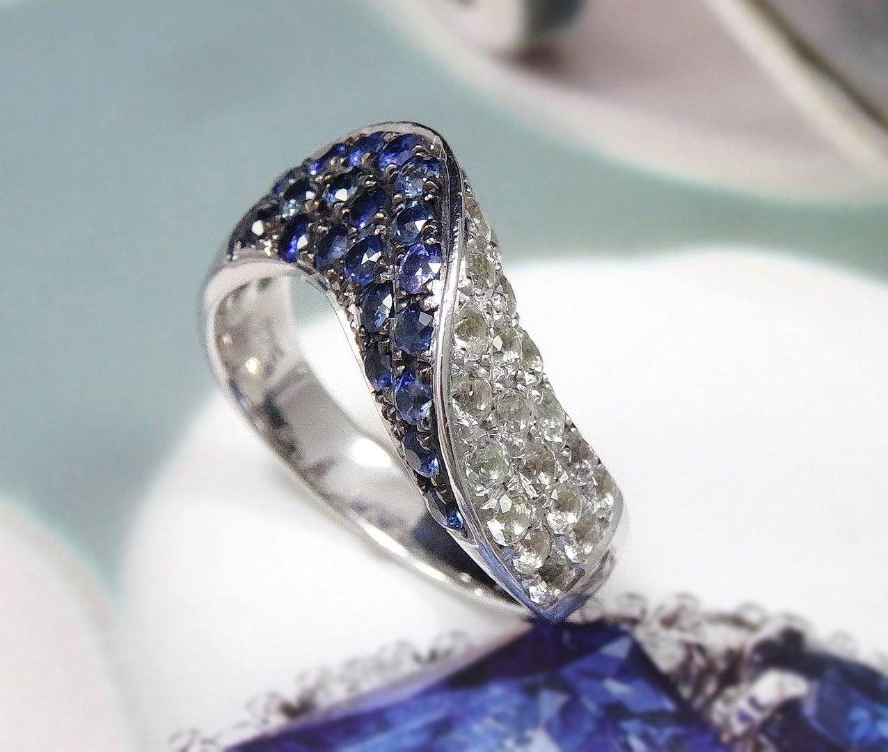 Blue Sapphire Ring แหวนพลอยไพลินสีน้ำเงิน ดีไซน์เก๋สุดๆด้วยแรงบันดาลใจจากความอ่อนช้อยของเส้นโค้งด้านนึงเป็นไพลินอีกด้านฝังพลอยขาว white topaz