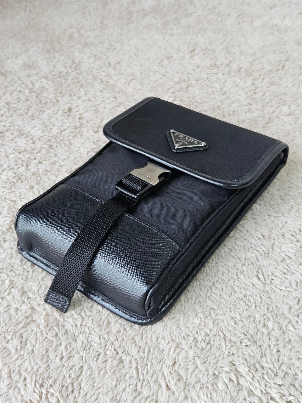 Prada Re-Nylon Smartphone Case สีดำ