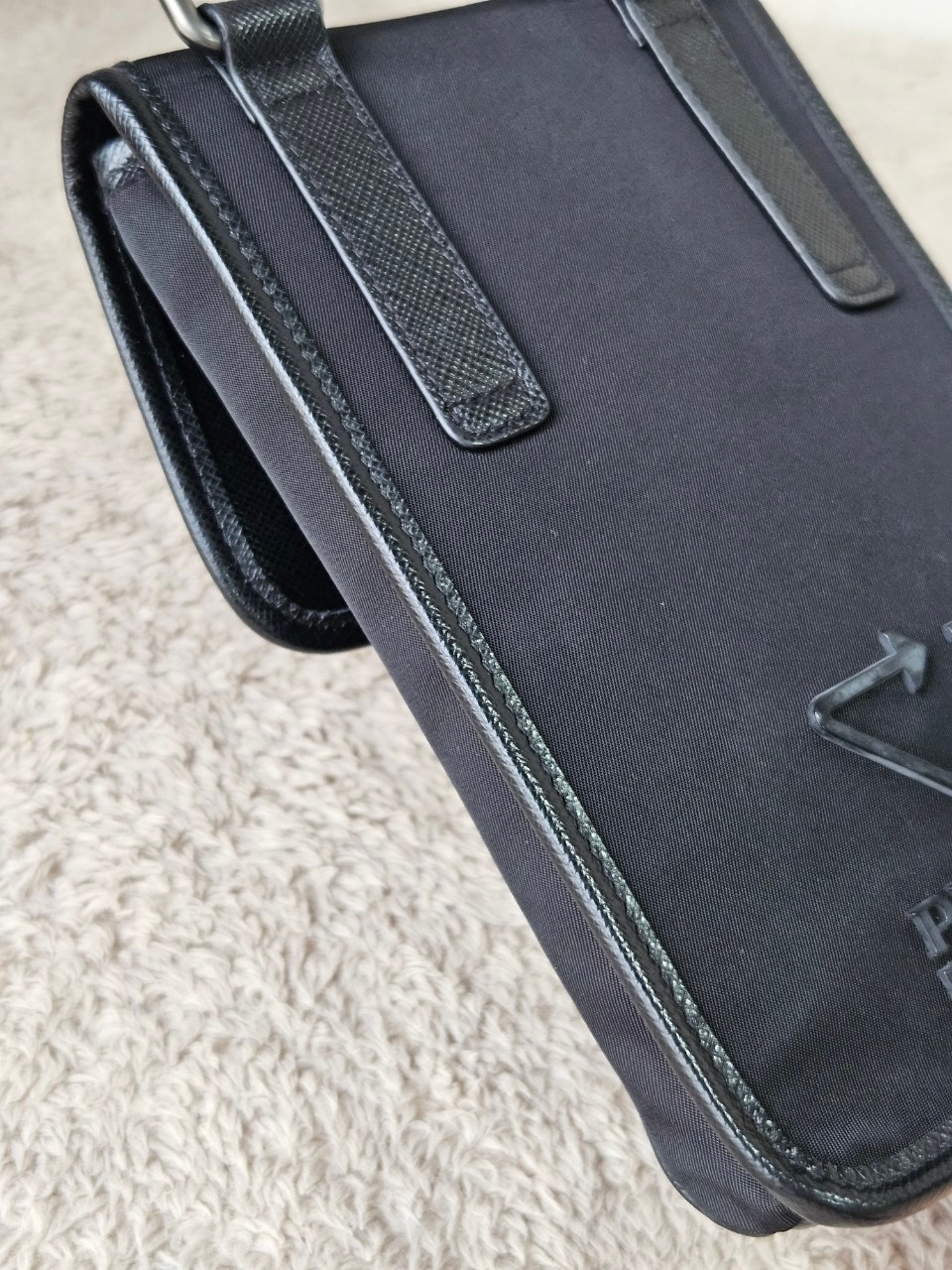 Prada Re-Nylon Smartphone Case สีดำ