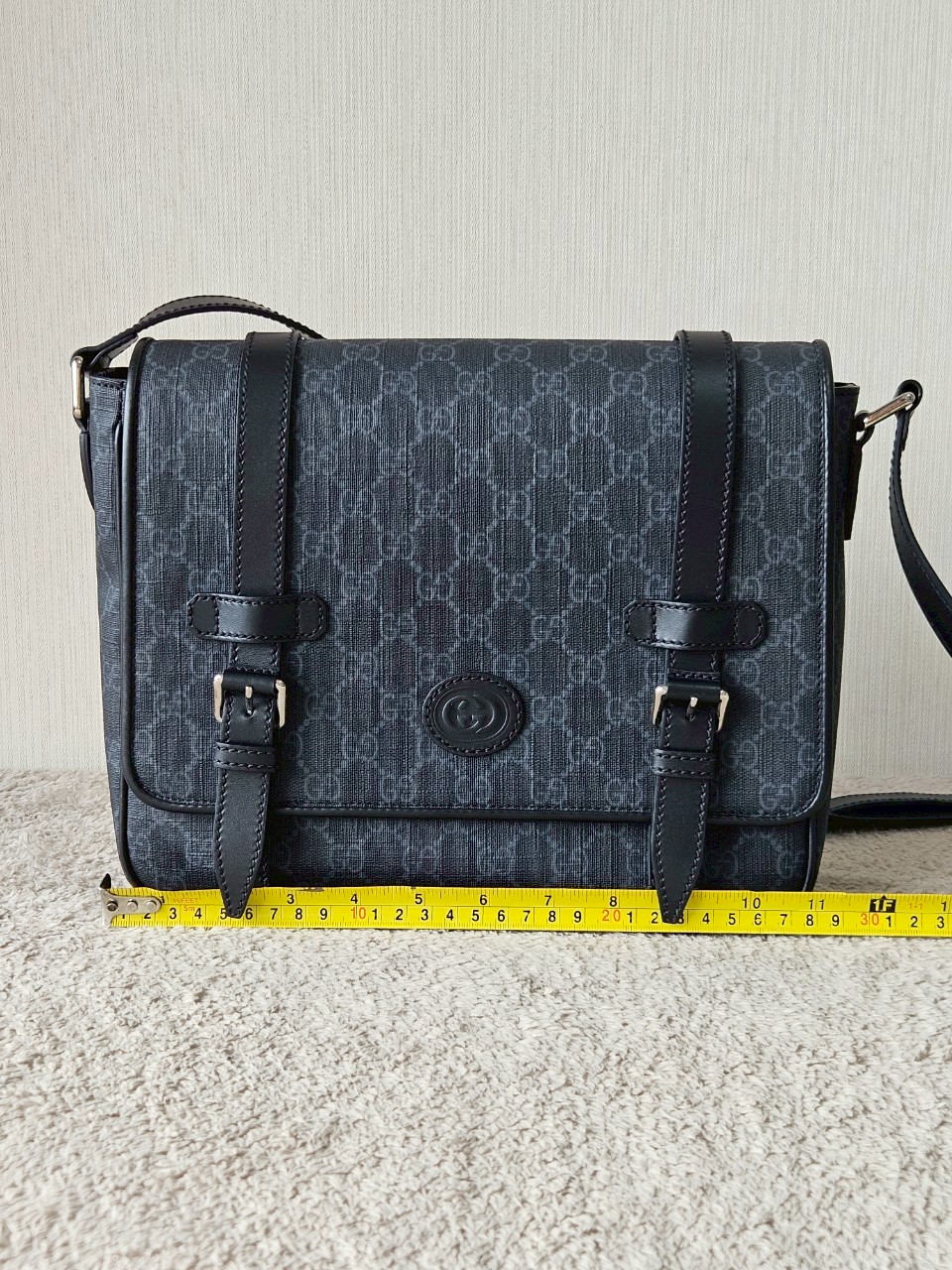 gucci messenger black GG