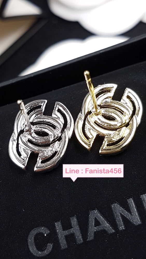 ต่างหูชาแนล แบบติดหู สีเงิน Chanel classic earring