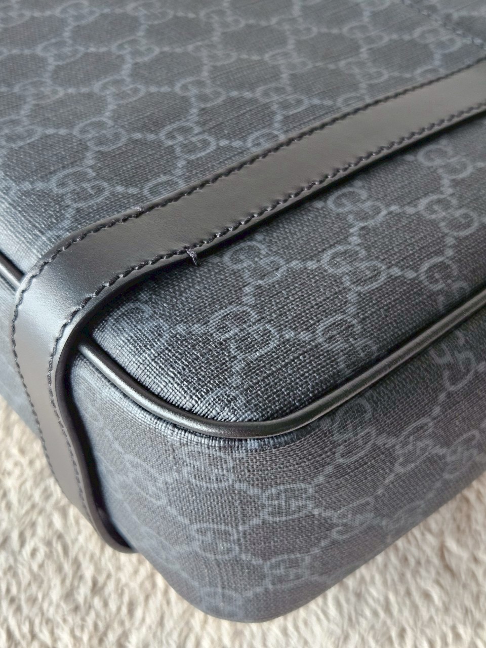 gucci messenger black GG