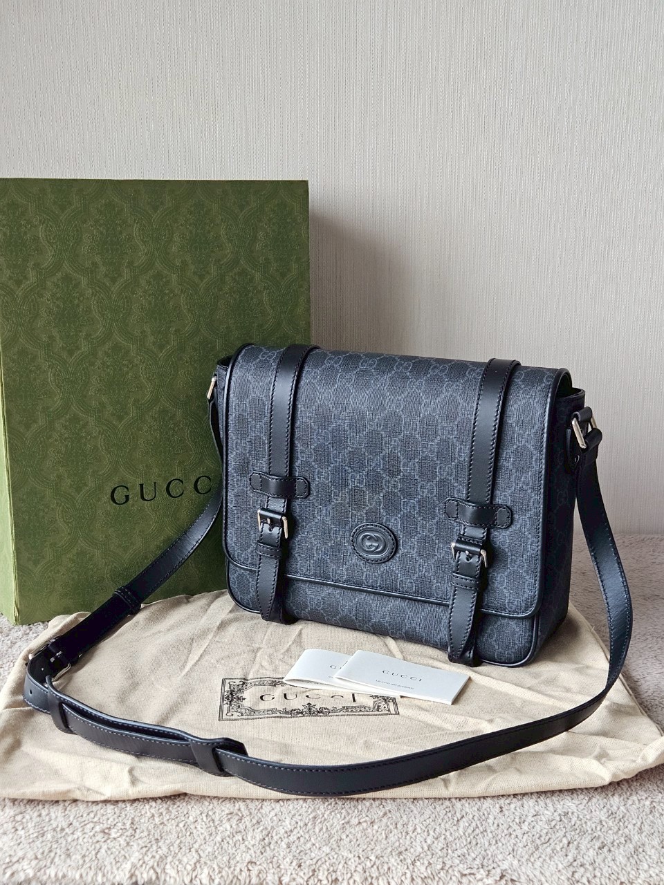 gucci messenger black GG