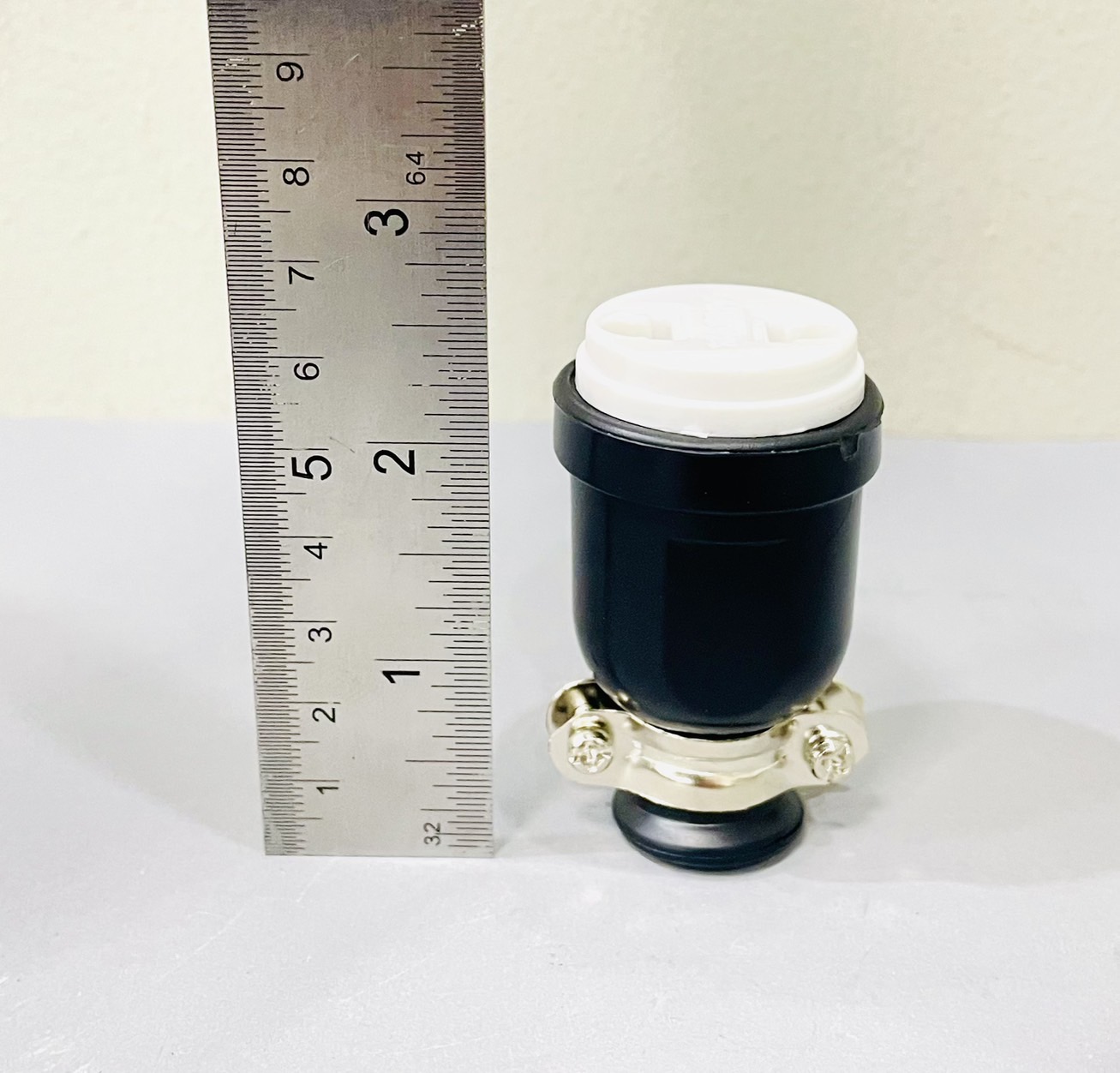 ปลั๊กยางกลม ตัวเมีย มีห่วง ขากลมแบน