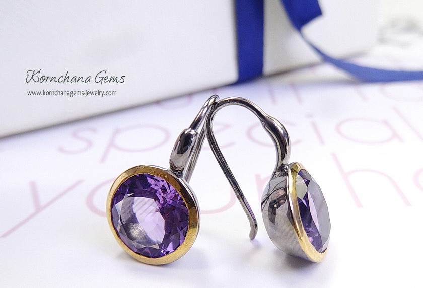 ต่างหูอเมทิสท์สีม่วงเข้มสวย อัญมณีสำหรับสาวราศีกุมภ์หรือคนเกิดเดือนกุมภา พลอยทรงกลมตัวเรือนเงินแท้รมดำขลิบทองเท่ห์ๆ ขนาดกำลังดี