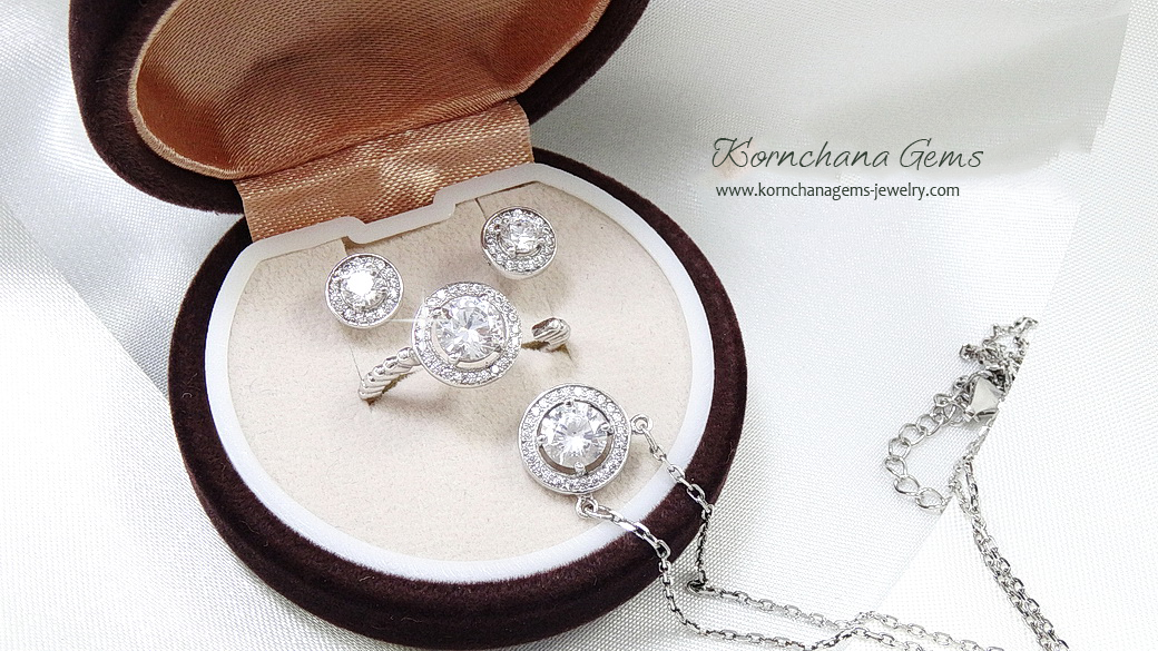 เซ็ทสร้อยคอเงินแท้ silver 925 ในเซ็ทประกอบด้วยสร้อยคอพร้อมจี้เพชร,ต่างหูเพชร และแหวนเพชร cz (cubic zirconia) เกรดพรีเมี่ยม