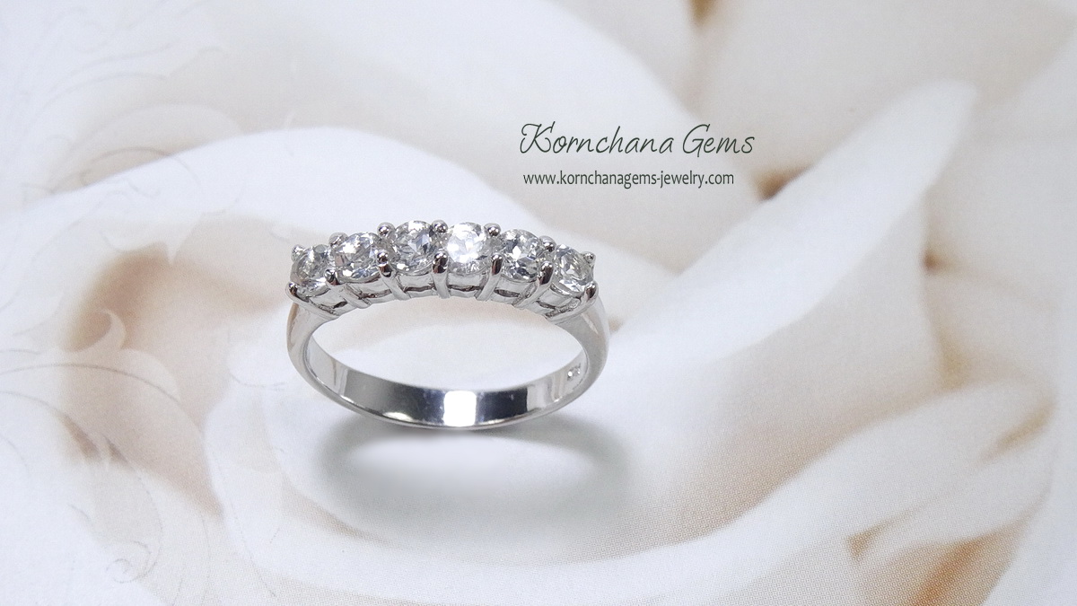 รับทำแหวนแถวตามแบบเป็นพลอยสีขาวจะเป็นไวท์โทพาส,เพทาย white zircon หรือเพชรแท้ได้ตามความต้องการ สั่งผลิตตัวเรือนทอง 10 k,