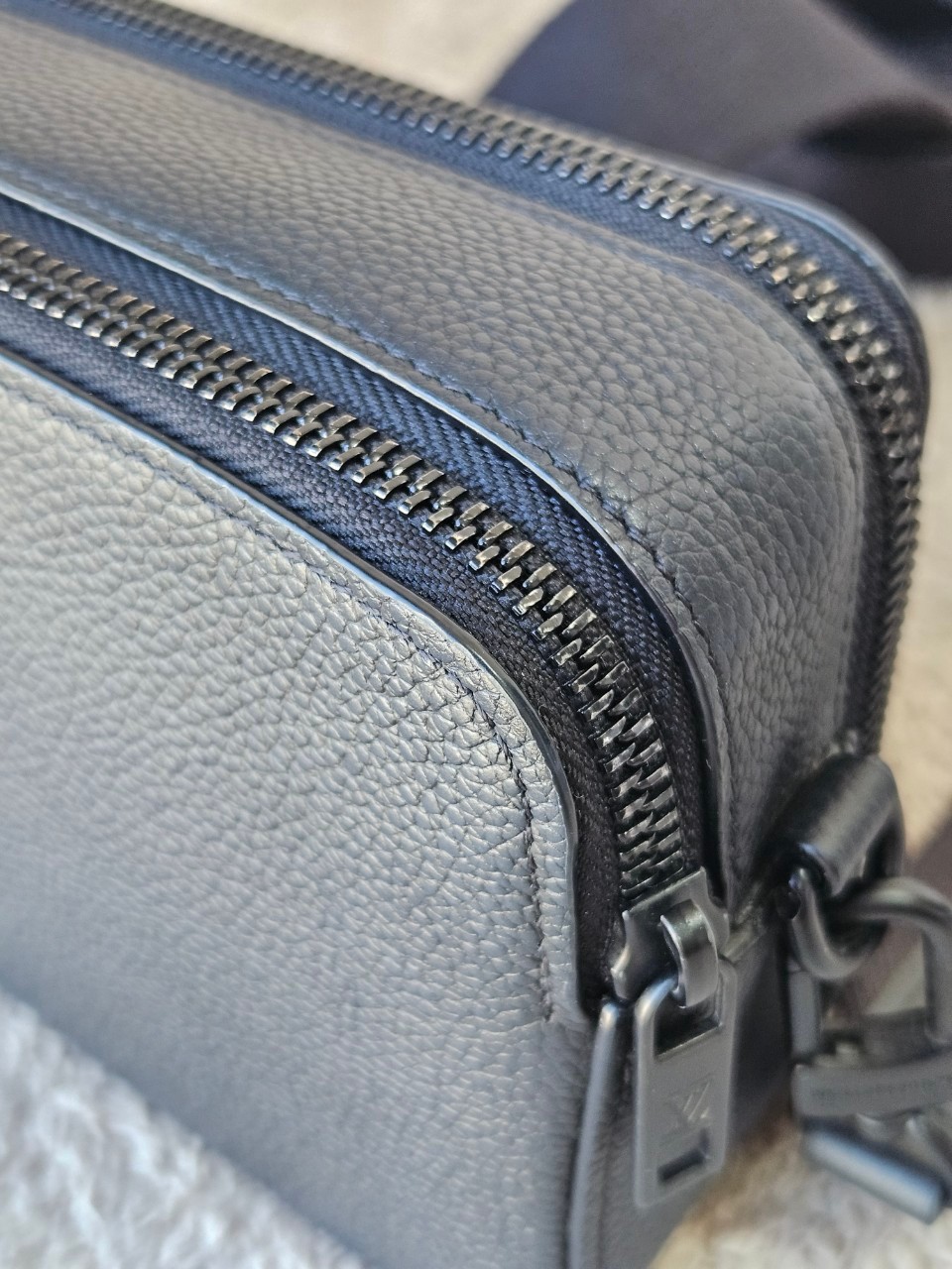 LV M59161 Alpha Wearable Wallet