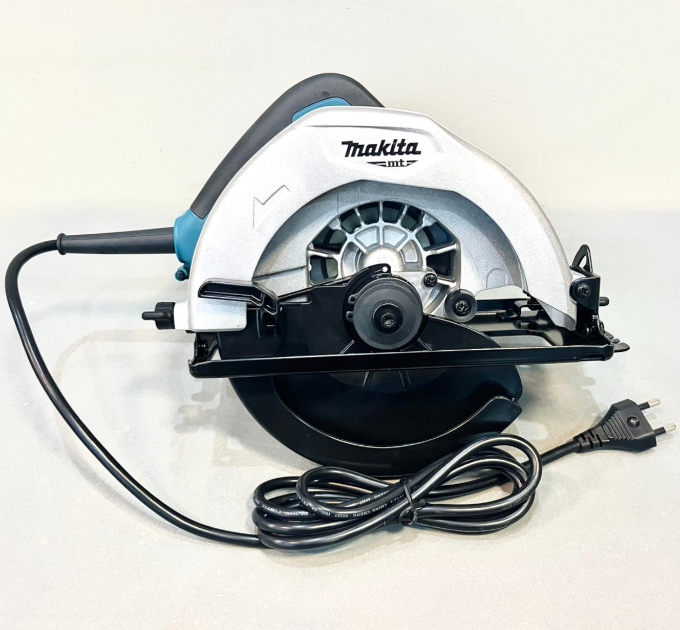 เครื่องเลื่อยวงเดือน 7" M5801B 1050w MAKITA