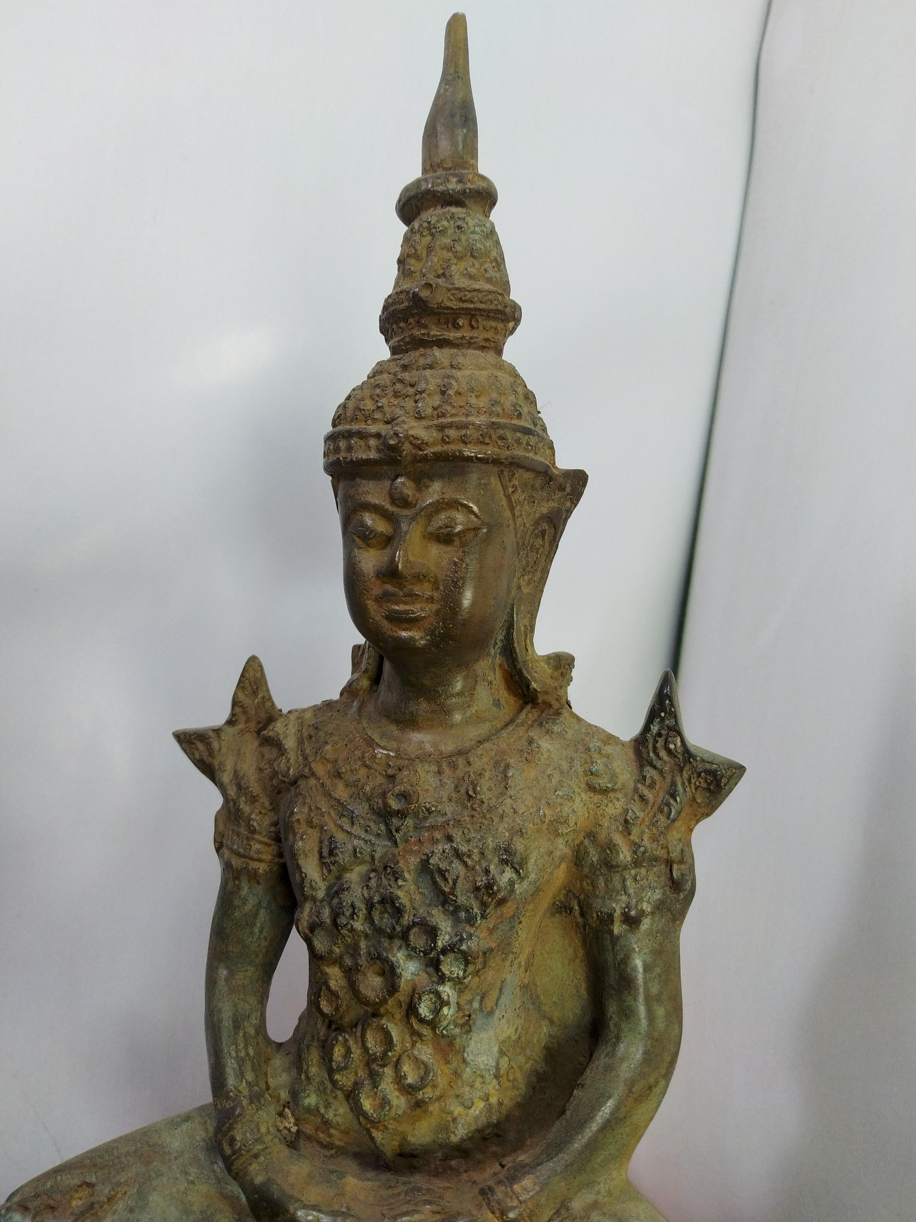 พระแก้วรัตนะ ทรงเครื่อง ฐาน 7 นิ้ว เนื้อสำริด สภาพเก่า