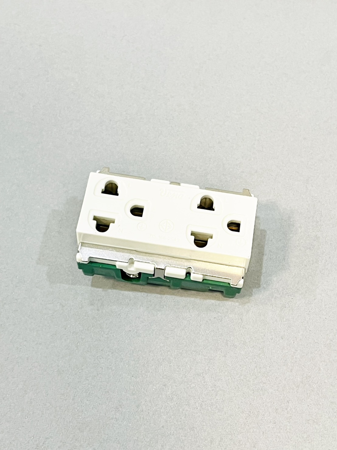 ปลั๊กกราวน์คู่ วีน่า รุ่นเก่า MR1632