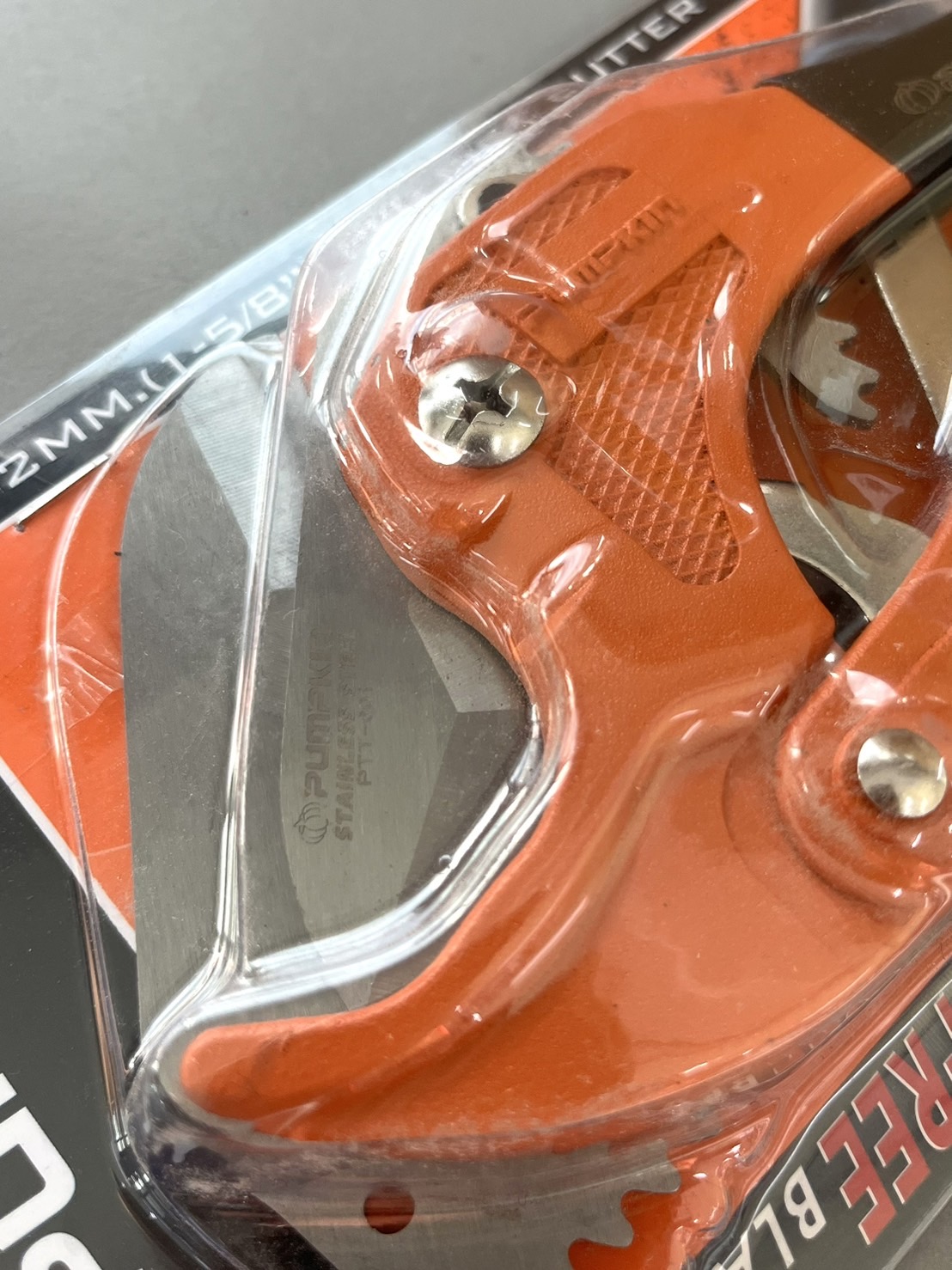 กรรไกรตัดท่อ พีวีซี ด้ามชุบยาง (1-5/8") พัมคิน