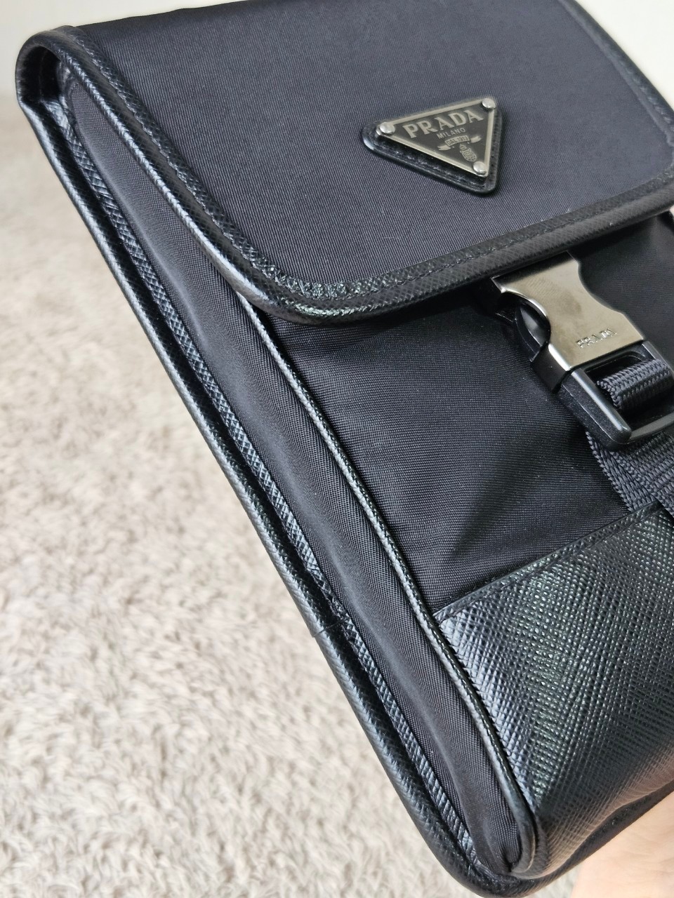 Prada Re-Nylon Smartphone Case สีดำ