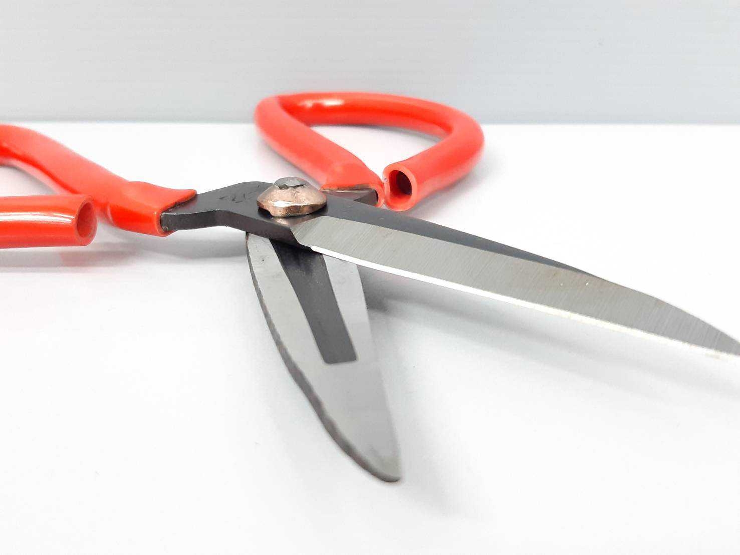 กรรไกรตัดผ้า ด้ามหุ้มยาง