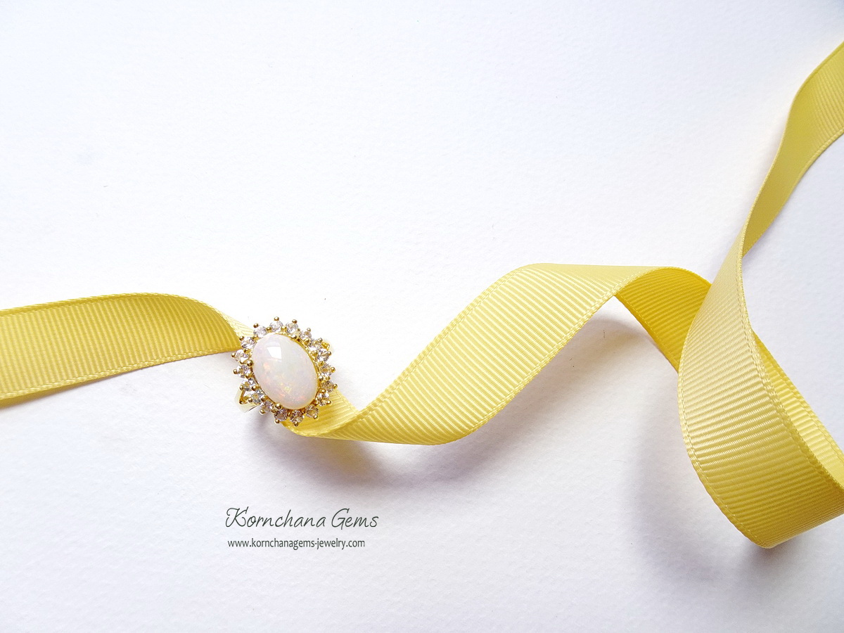 แหวนพลอยแท้สไตล์วินเทจ แหวนโอปอลทรงไข่เจียระไนหลังเบี้ยล้อมเพทายวิ๊งๆ ตัวเรือนเงินแท้ ชุบสีทองอ่อนๆ สวยคลาสสิคตลอดกาล