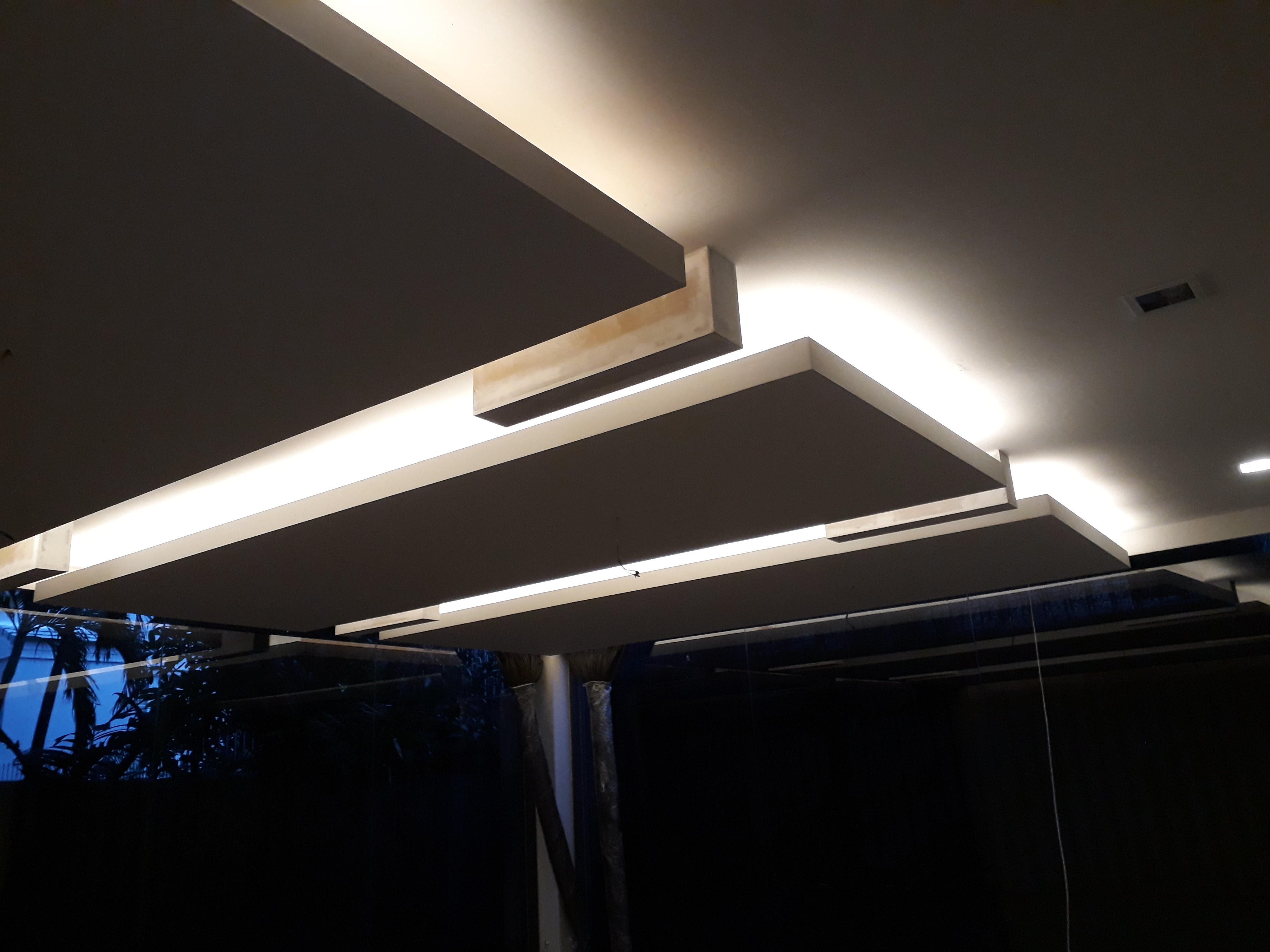 งานผลิตติดตั้ง MAYFAIR CLINIC ฉลุแผ่นไทเทเนี่ยมทองเงา 1 มม. ยึดแผ่นอะคลิลิค 3 มม. พร้อมติดตั้งราคาโรงงาน