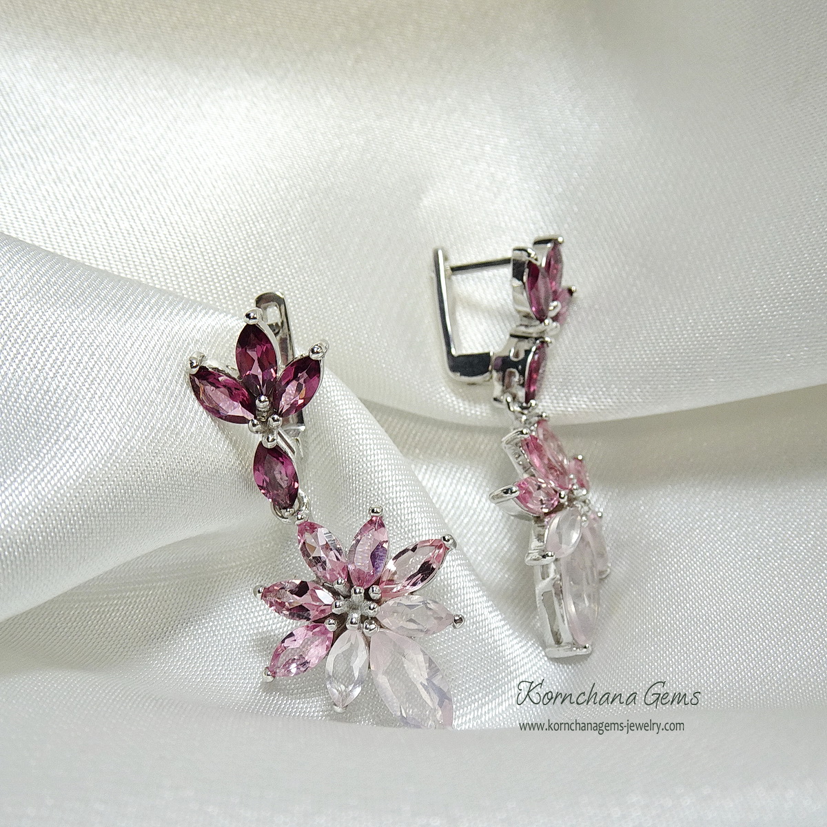 ต่างหูพลอยระย้าเฉดชมพูม่วง เก๋ด้วยพลอยทรงมาคีทุกเม็ด ตัวเรือนฝังพลอยโรโดไลท์สีม่วงอมชมพู ห้อยด้วยทัวร์มาลีนสีชมพูไล่เฉดชมพูเข้มอ่อนของโรสควอทซ์ สวยหวานละมุน
