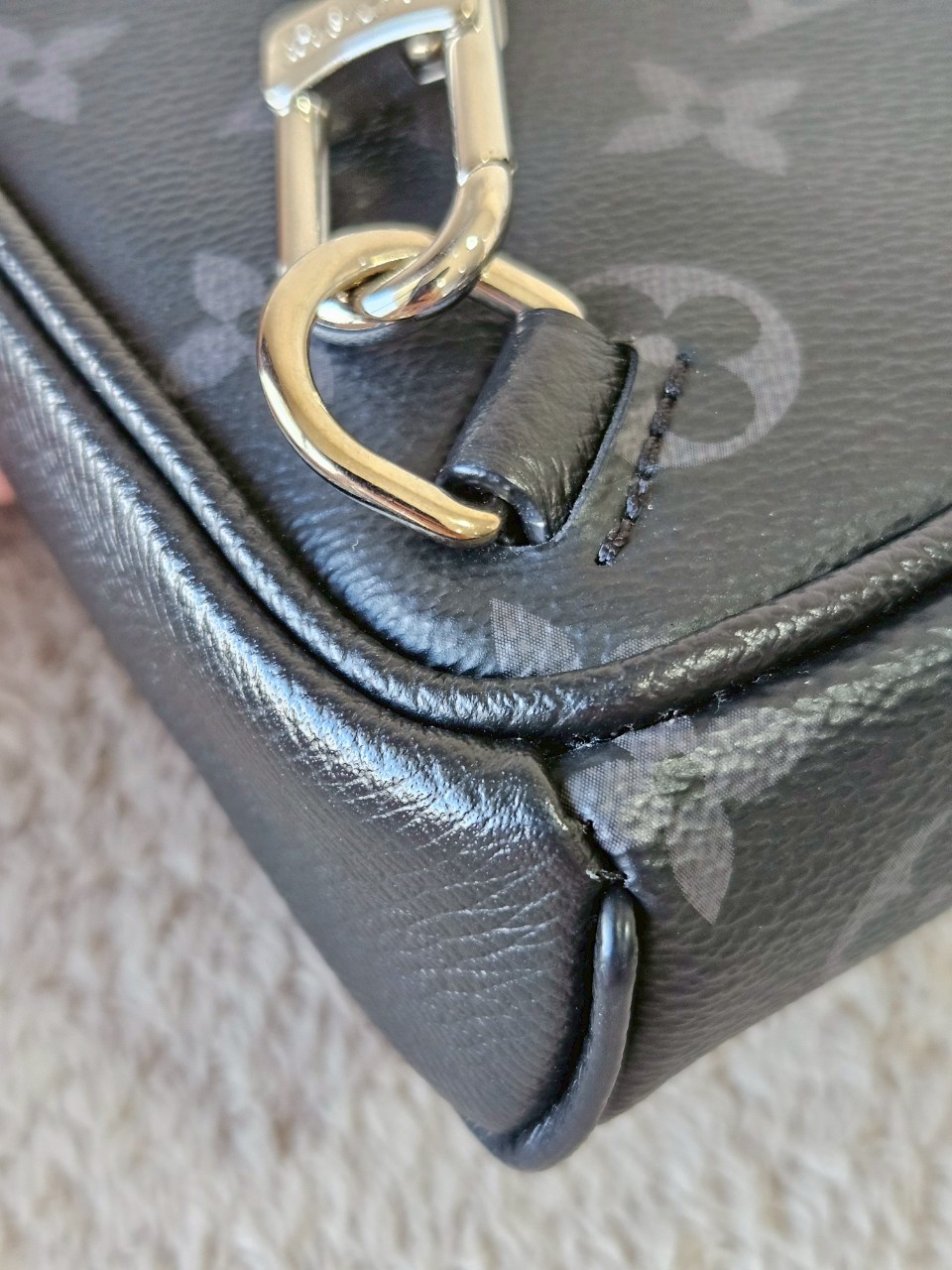 LV Outdoor Slingbag Taigarama Black Microchip