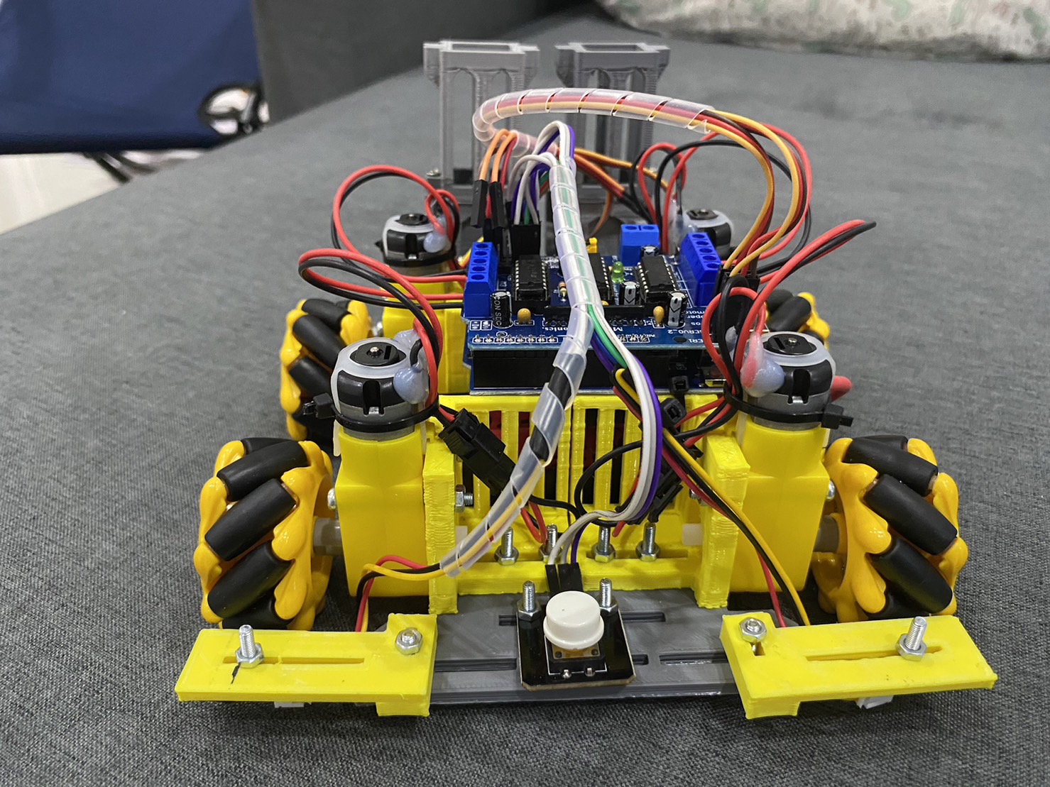 หุ่นยนต์ระดับสูง สพฐ.2024 แบบล้อสไลด์ พร้อม สนามแบบพลาสวูดและลูกบาศก์(แบบประกอบเอง)