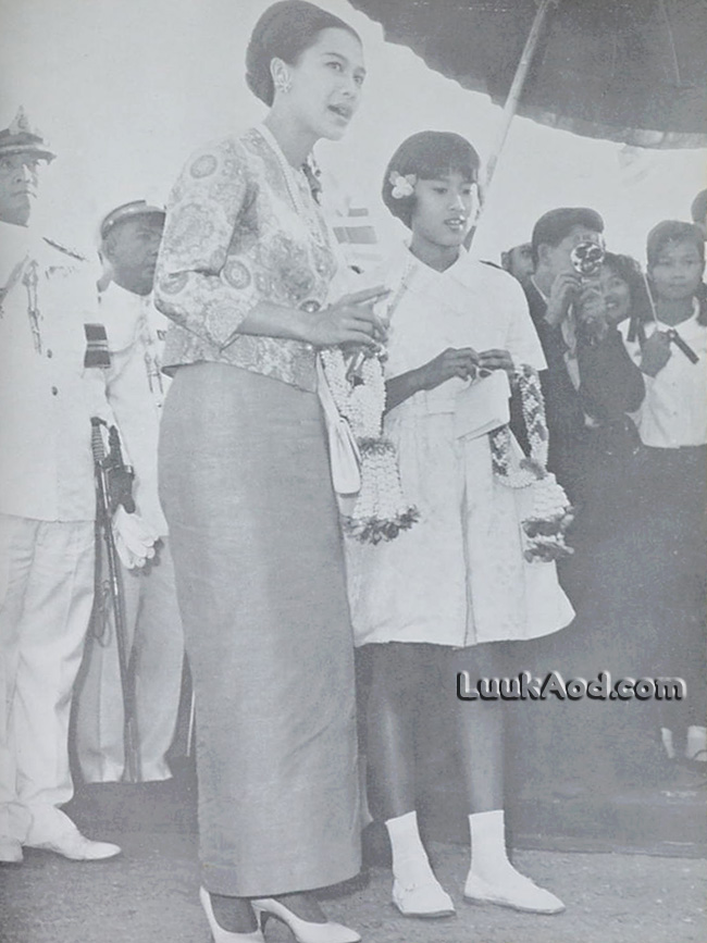 ประมวลพระบรมฉายาลักษณ์ พระราชกรณียกิจ และ พระราชจริยาวัตร สมเด็จพระนางเจ้าฯ พระบรมราชินีนาถ