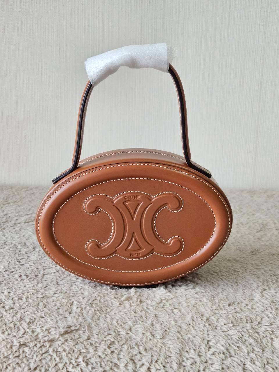 Celine Oval Minaudiere Cuir Triompe