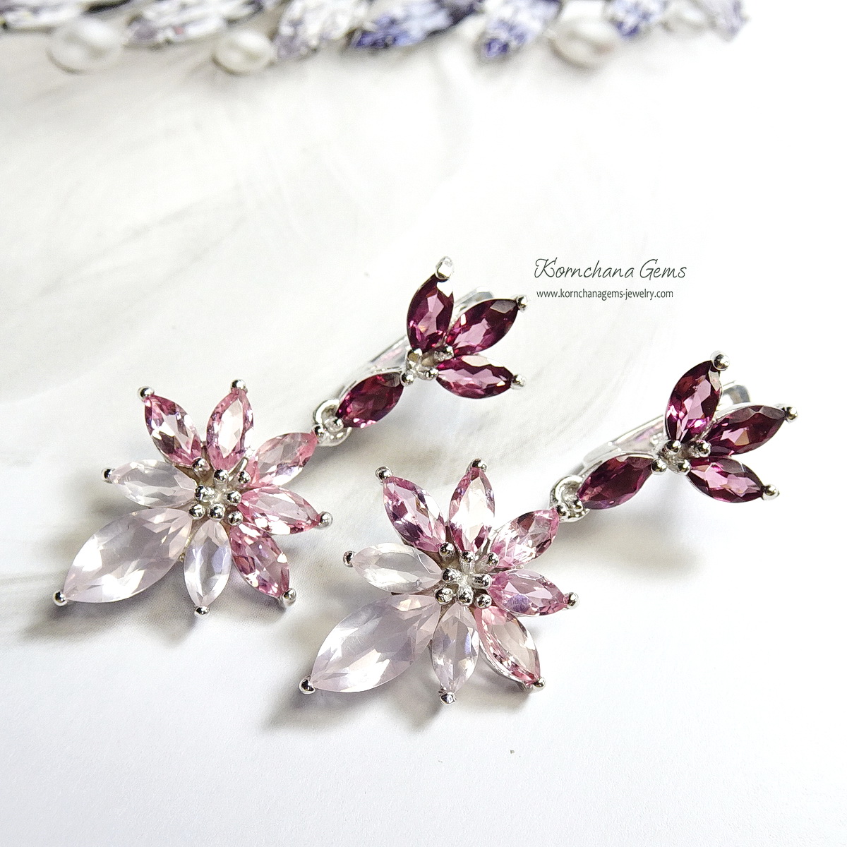 ต่างหูพลอยระย้าเฉดชมพูม่วง เก๋ด้วยพลอยทรงมาคีทุกเม็ด ตัวเรือนฝังพลอยโรโดไลท์สีม่วงอมชมพู ห้อยด้วยทัวร์มาลีนสีชมพูไล่เฉดชมพูเข้มอ่อนของโรสควอทซ์ สวยหวานละมุน