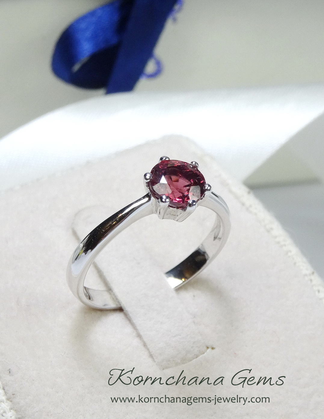 รับทำแหวนโรโดไลท์การ์เนทหรือโกเมน อัญมณีคนเกิดเดือนมกราคม ตามแบบเป็นพลอยสีชมพูอมม่วงหรืออมส้มเลือกเฉดสีได้ค่ะ เลือกสีตัวเรือนได้ตามต้องการ