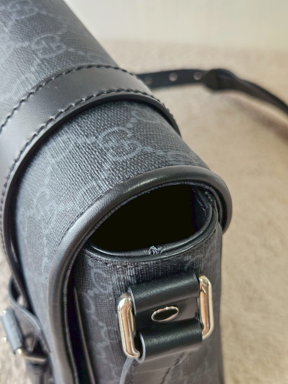 gucci messenger black GG