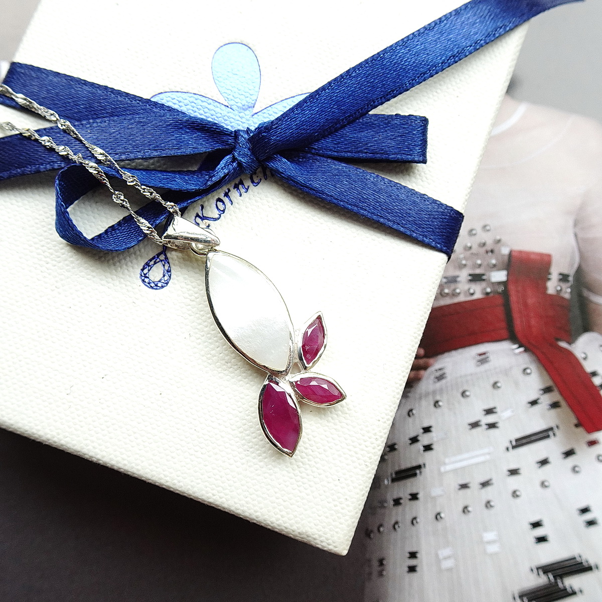 จี้เปลือกหอยมุก เงางาม ดีไซน์เก๋แมทซ์กับทับทิมพม่าสีชมพูเข้ม หวานละมุน ตัวเรือนเงินแท้ silver 925 ขนาดจี้ 1.5 cm. x 4 cm.