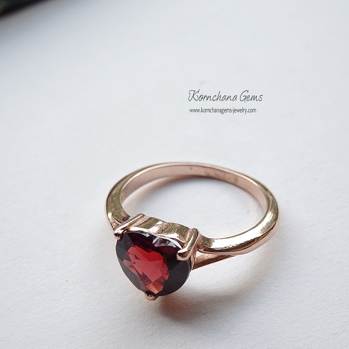 แหวนหัวใจสีแดงพลอยการ์เนทหรือโกเมนสีแดงเข้มเม็ดเดียวโดดเด่น น่ารัก สื่อถึงรักแท้รักเดียว แมทช์กับตัวเรือนสีพิงค์โกลด์ ตัวเรือนเงินแท้