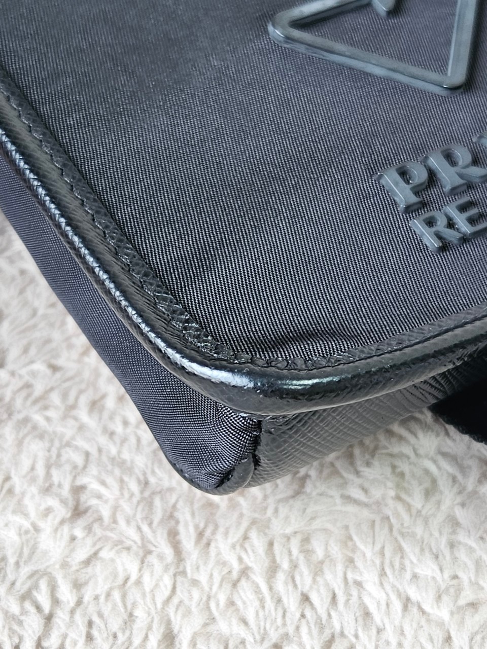 Prada Re-Nylon Smartphone Case สีดำ