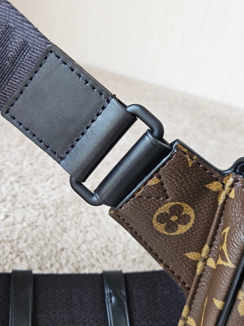 LV S-Lock Slingbag Microchip