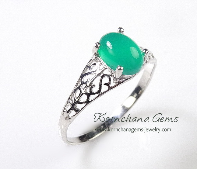 แหวนคนเกิดวันพุธ แหวน Green Agate หรือพลอยโมราสีเขียวทรงไข่ สีเขียวสวย ตัวเรือนเงินแท้ silver925 ด้านข้างฉลุลวดลายอ่อนหวาน ชิ้นงานประณีต