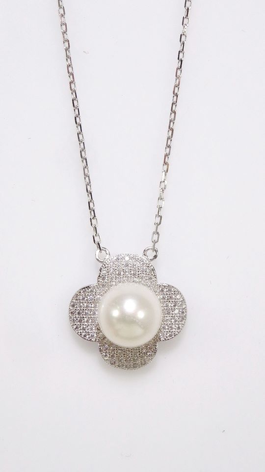 สร้อยคอมุกน้ำจืดแท้ ดีไซน์รูปดอกไม้ เกสรเป็นมุกแท้สีขาวครีม อ่อนหวาน พร้อมสร้อยคอเงินแท้ silver925 ชิ้นงานประณีต