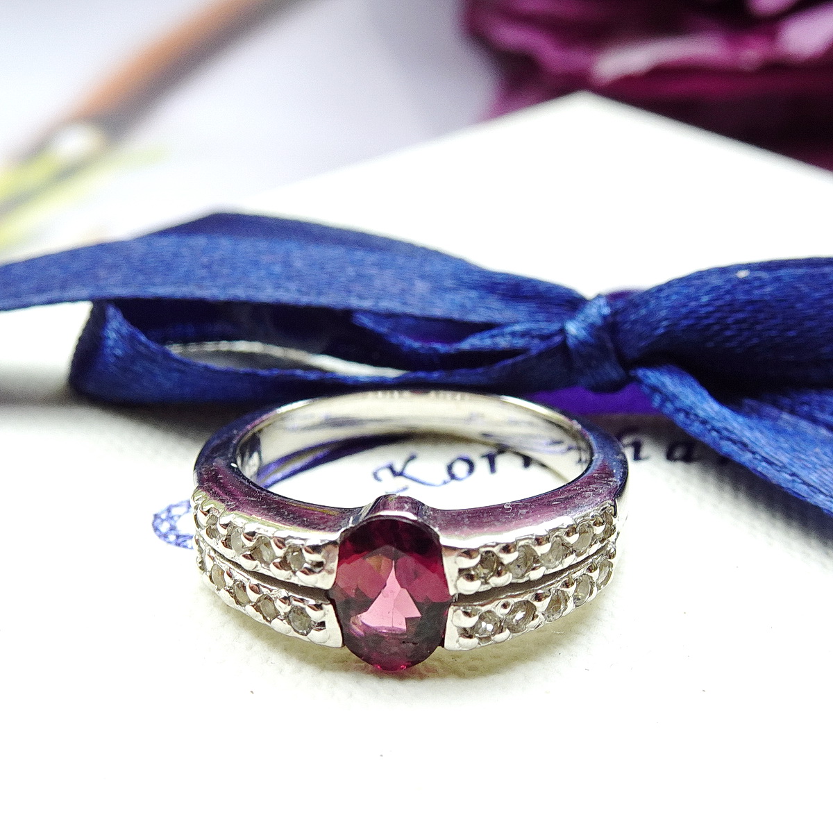 แหวนพิงค์ทัวร์มาลีนสีชมพูเข้ม deep pink ให้เฉดสีชมพูเข้มอมม่วง ก้อนพลอยดิบจากธรรมชาติ ไม่ผ่านการปรับปรุง ทัวร์มาลีนเป็นพลอยที่เป็นที่นิยมและมีหลายเฉดสีมากค่ะ