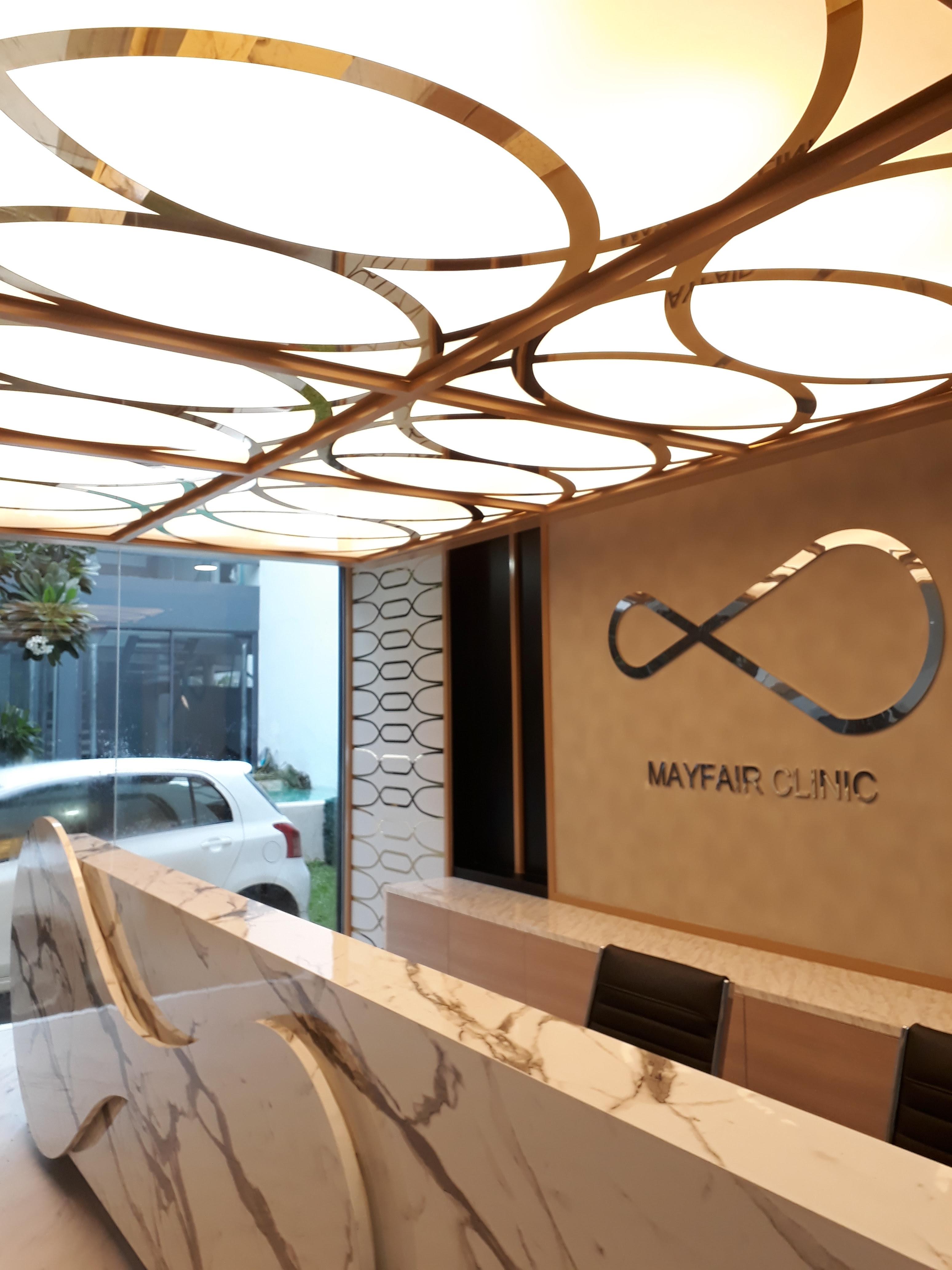 งานผลิตติดตั้ง MAYFAIR CLINIC ฉลุแผ่นไทเทเนี่ยมทองเงา 1 มม. ยึดแผ่นอะคลิลิค 3 มม. พร้อมติดตั้งราคาโรงงาน