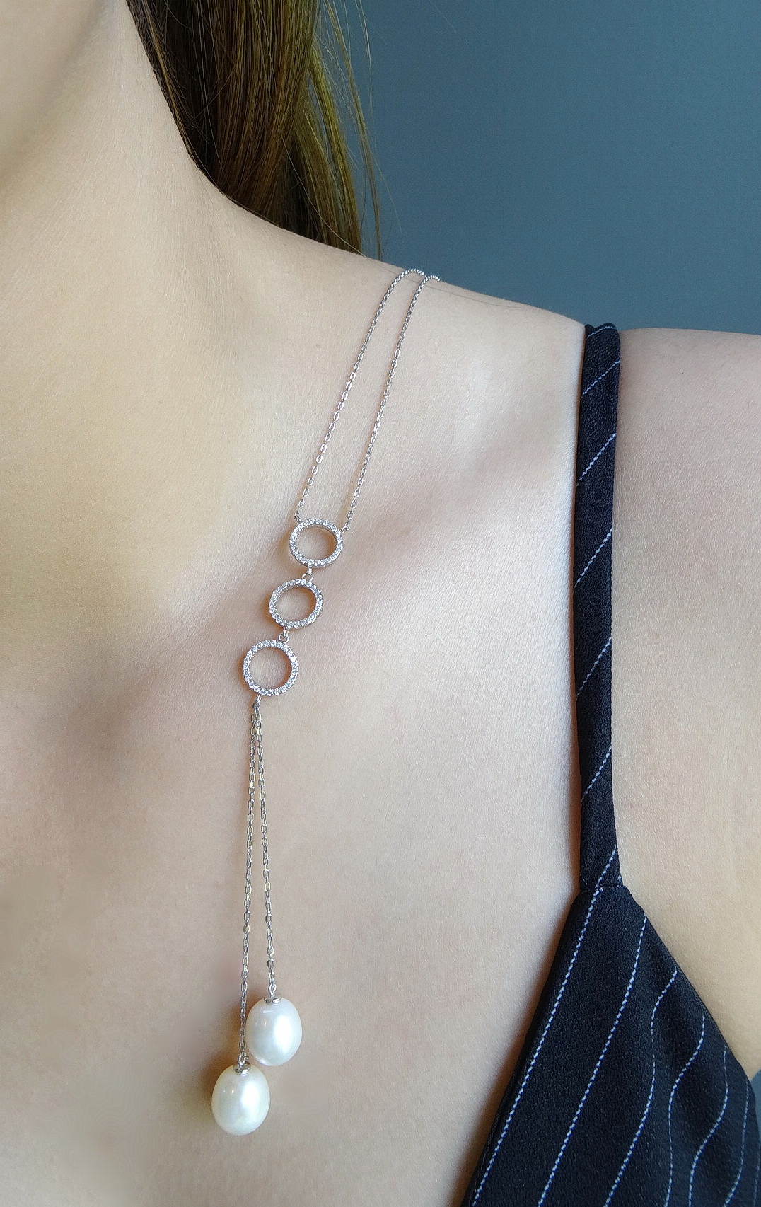 สร้อยคอมุกน้ำจืดแท้ ดีไซน์เก๋ตัวเรือนเป็นห่วงกลมห้อยยาวทิ้งชายด้วยมุกสีครีม ความยาวจี้ 10 ซม.เพิ่มความเซ็กซี่ให้ชุดเดรสคอแหลมลึก หรือชุดเกาะอก