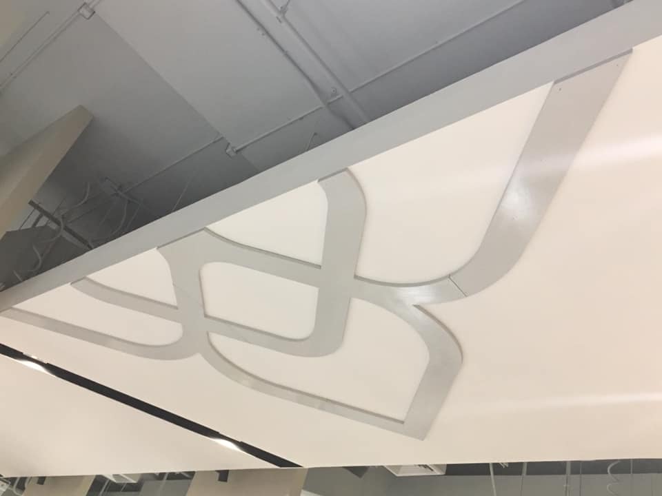 งานผลิตติดตั้งฉลุแผ่นพลาสวูด 10 มม. วิระยะประกันภัย โปีวเก็บสี ติดสติกเกอร์ พร้อมติดตั้งราคาโรงงาน