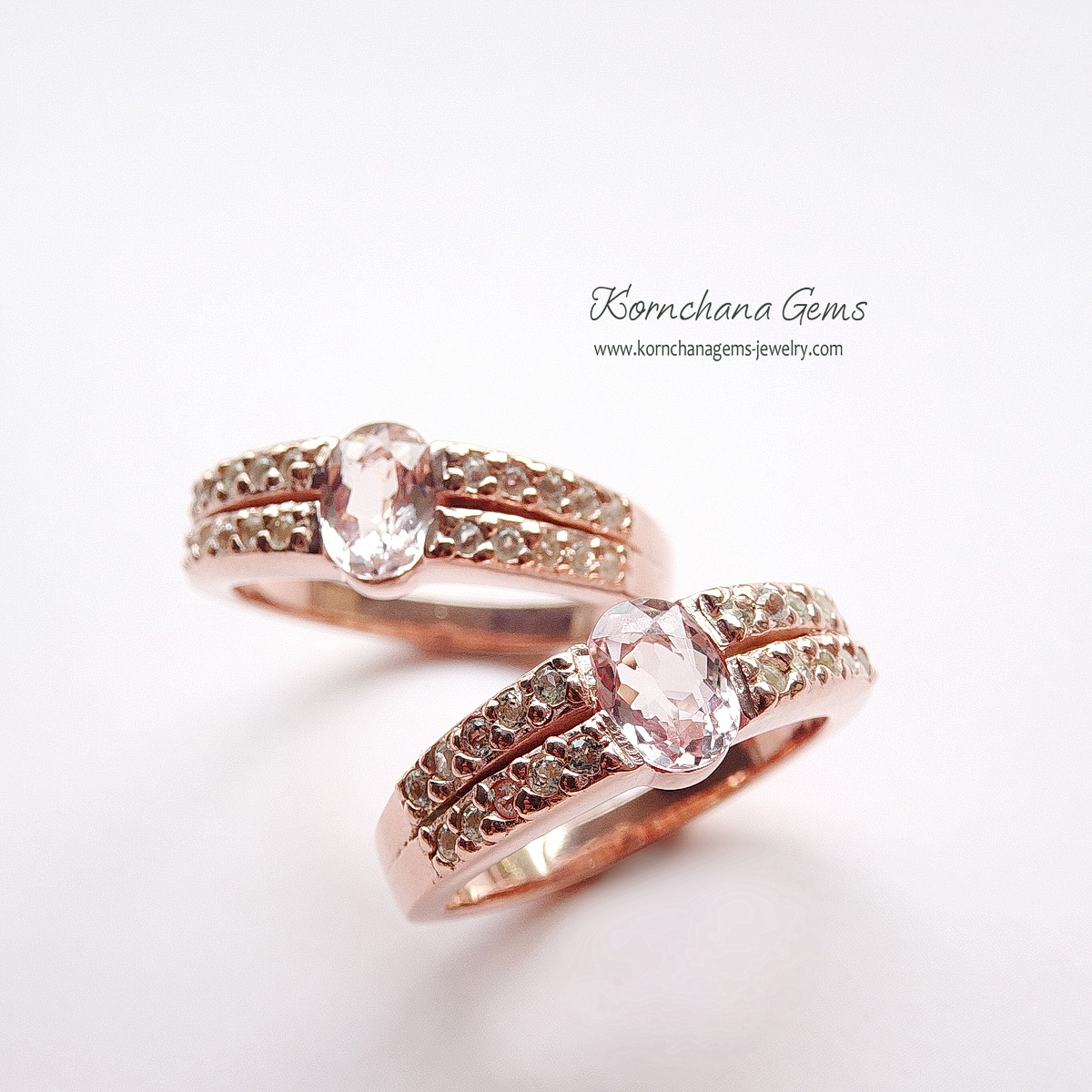 แหวนมอแกไนท์สีชมพูพีชอ่อนใสบริสุทธิ์ ตัวเรือนเงินแท้ ก้อนพลอยดิบจากธรรมชาติไม่ผ่านการปรับปรุง เป็นพลอยที่หายากและราคาค่อนข้างสูงค่ะ เชื่อกันว่ามอแกไนท์เป็นตัวแทนแห่งความรัก