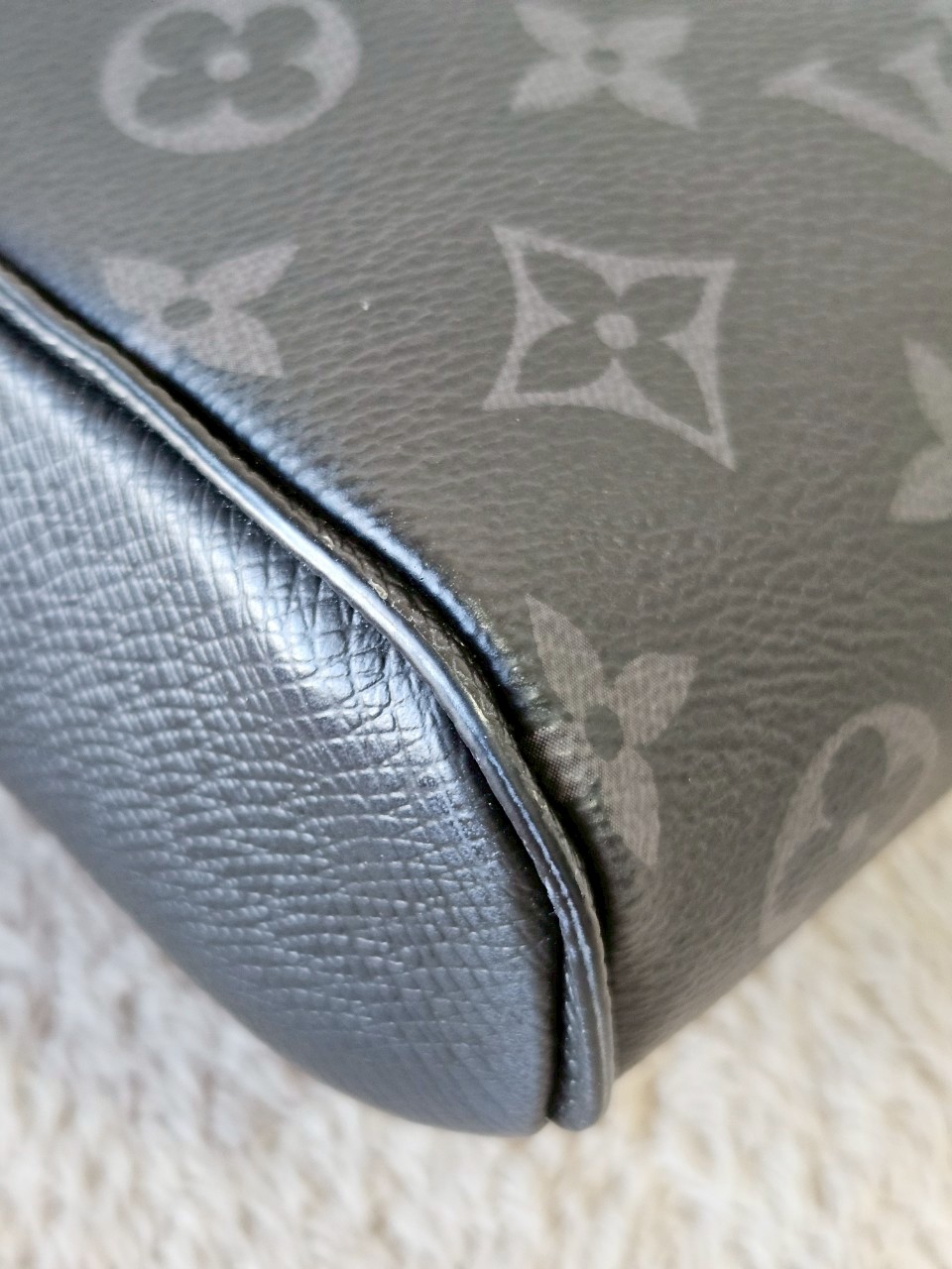 LV Outdoor Slingbag Taigarama Black Microchip