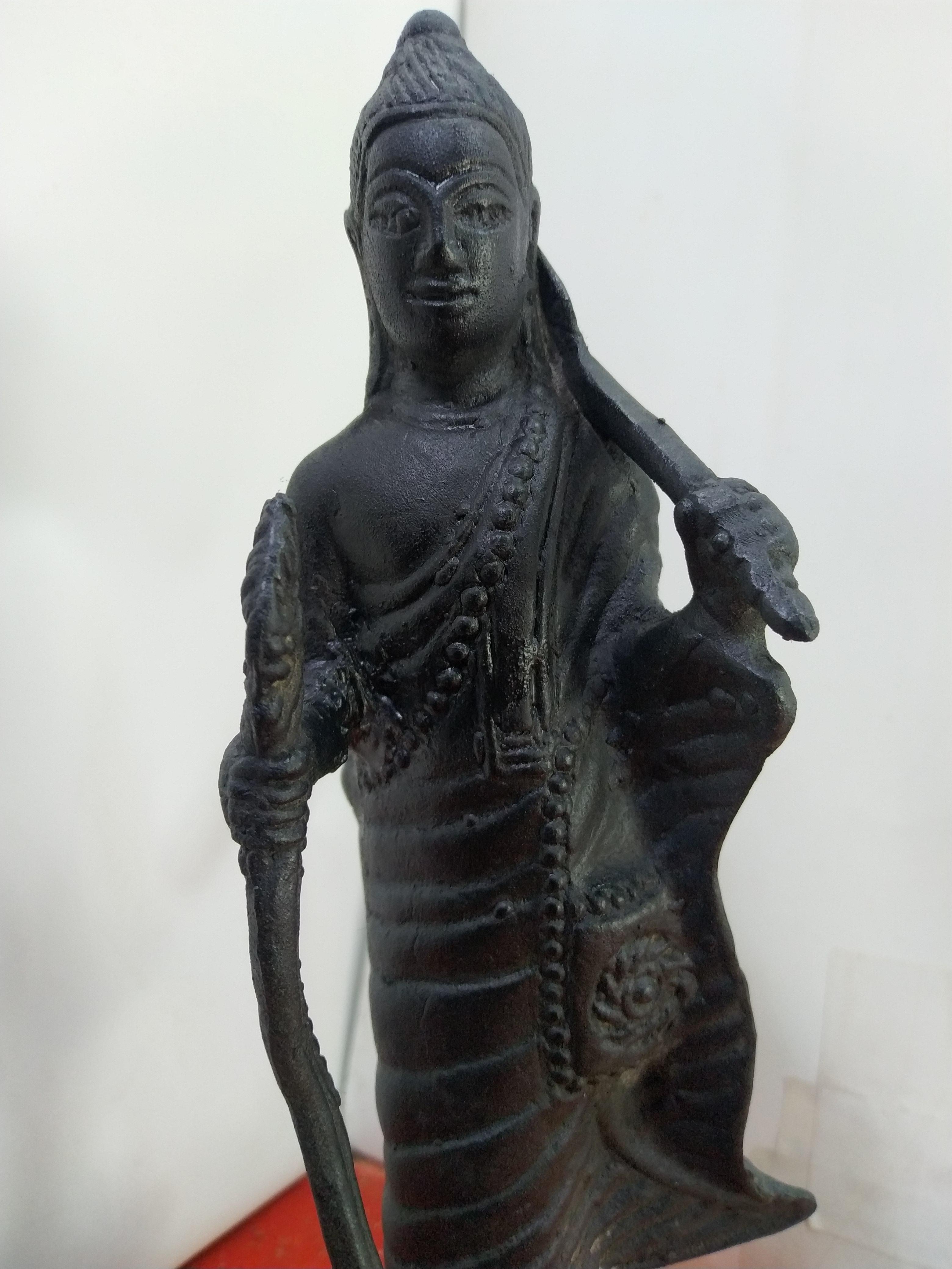 พระสิวลี ยืนบนฐานช้างสามเศียร เนื้อสำริดสภาพเก่า SKU-00329