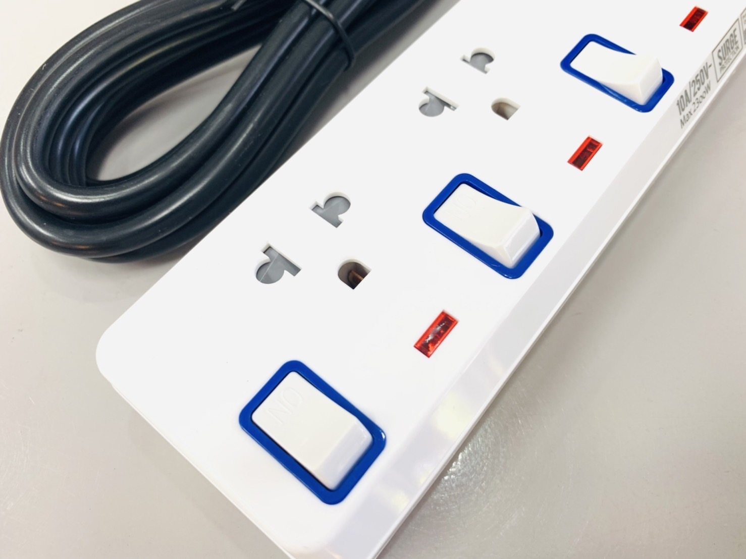 รางปลั๊ก 4 ที่ 3 เมตร โตชิโน 4 สวิทซ์ มีกันกระชาก