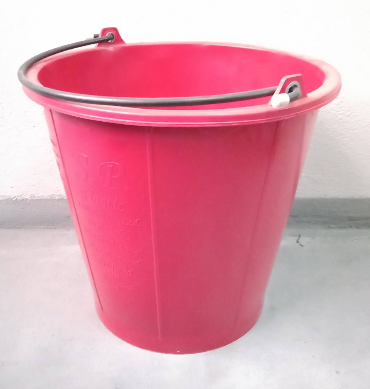 ถังน้ำพลาสติก คละสี 15 ลิตร