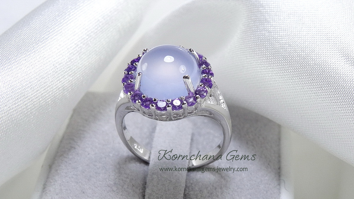 แหวนพลอยคนเกิดวันศุกร์ แหวนพลอยโมราหลังเบี้ยสีฟ้าพยับหมอกล้อมพลอยอเมทิสท์สีม่วง สวยหวาน ตัวเรือนเงินแท้ ชิ้นงานคุณภาพ ประณีตสุดๆ